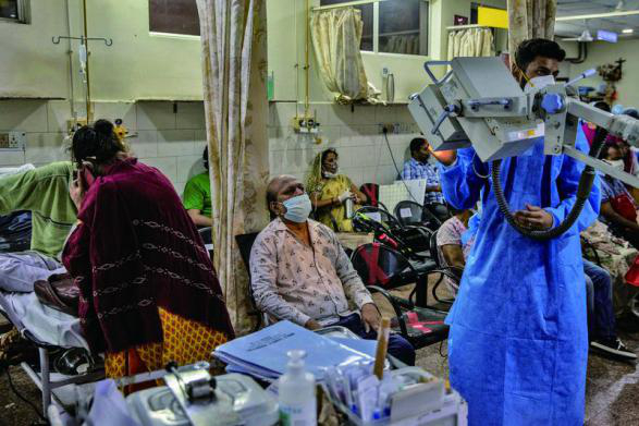 ▲4月29日，印度新德里，一家医院的急诊病房内挤满了新冠肺炎患者，医生和护士们忙碌地进行救治。图/IC photo