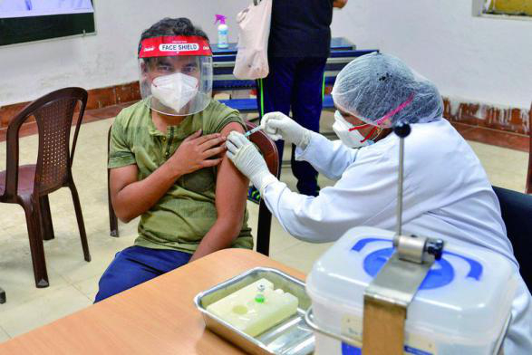 ▲5月12日，一名男子在印度德里接种新冠疫苗。新华社发