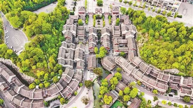 鸟瞰秀湖水街国际非遗手艺特色小镇。翁一夫 摄