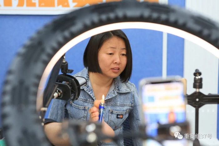 4月14日，距离直播结束还有五分钟，熊燕决定露一手“绝活”，用小脚趾托住打火机底部，中间三个脚趾用于固定，大脚趾按在开关上。“啪”，一团火苗蹿出，明亮火光中熊燕的笑脸出现在直播间55个观众的手机屏幕上。新京报记者 张静姝 实习生 牛清妍 摄