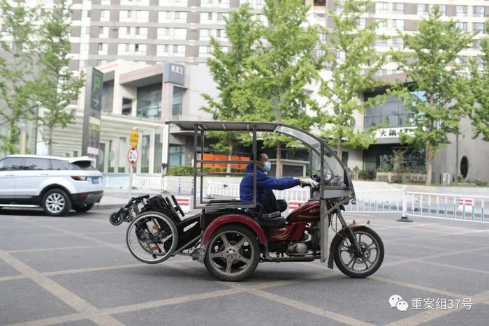 2021年5月10日，朝阳区高碑店东路，赵灵上班与住所有二十多公里路程，乘坐公交地铁都要转乘不方便，每天赵灵骑行一小时上下班。新京报记者 王飞 摄&nbsp;