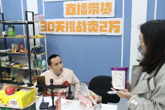 2021年5月10日，朝阳区5G直播基地，赵灵结束四个小时直播后，同事邢紫薇开始为他这场直播进行总结，以及指出他的不足，同事正在纠正他在直播期间对商品介绍。新京报记者 王飞 摄