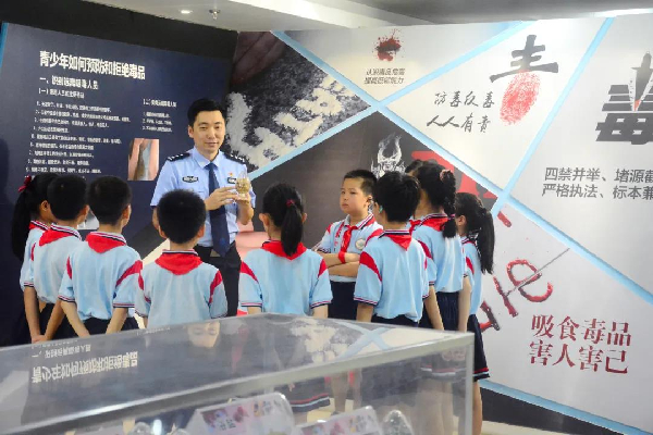 学生们在现场听工作人员介绍毒品的危害（央广网发 广西第三强制隔离戒毒所供图）