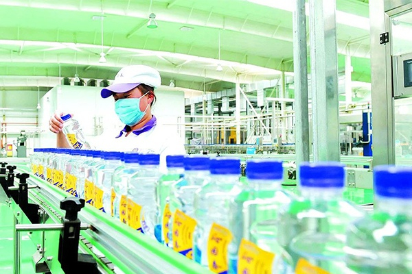 （沁县充分挖掘利用水资源，推动沁园春矿泉水公司达产达效、开拓市场、创建品牌。 魏堃  摄）