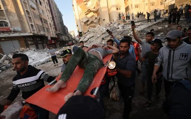 2021年5月16日，一名幸存者被从废墟下救出&nbsp;图源：外媒