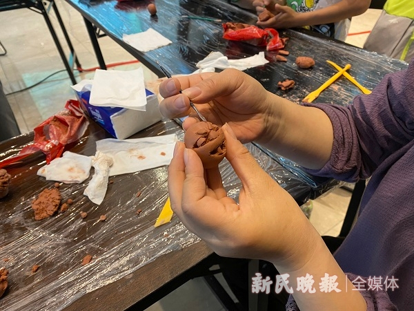 图说：体验者体验陶泥雕刻