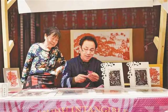 非遗传承人现场展示剪纸技艺。孙凝异 摄