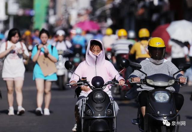 泉州高温天气扑面而来，市民清凉出行，成为街头一道风景线。（王柏峰 摄） 