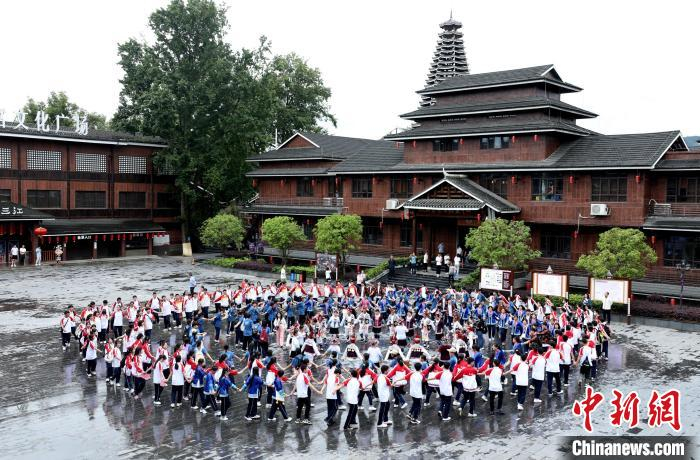 学生在跳多耶舞。　吴练勋 摄