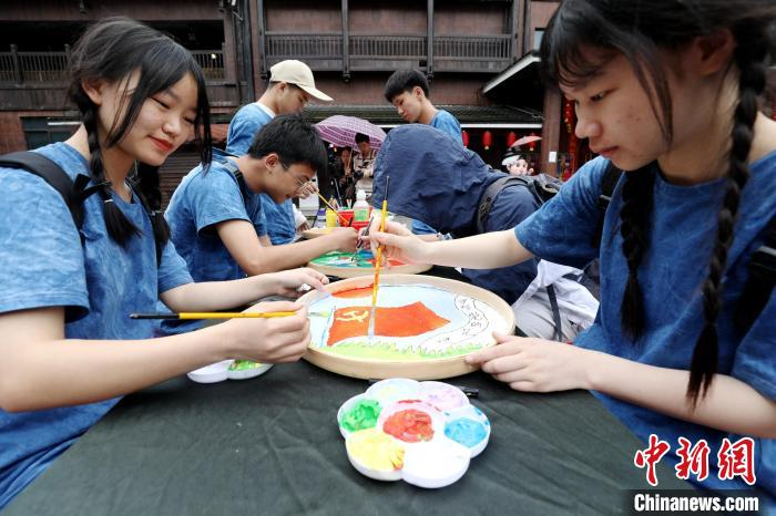 学生在画侗族簸箕画。　吴练勋 摄