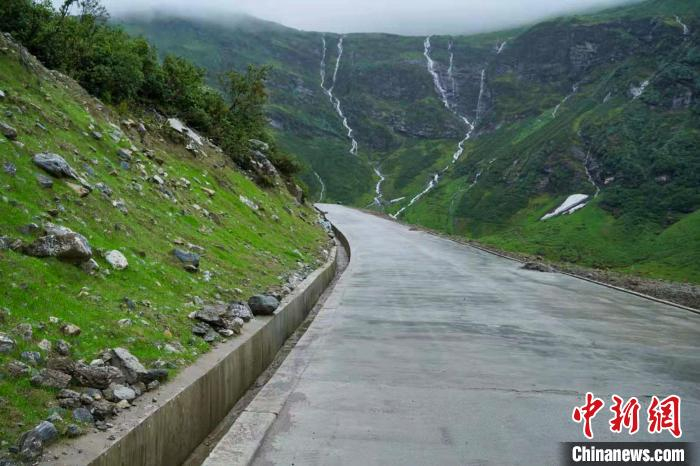 图为西藏林芝派墨公路。　董志雄 摄