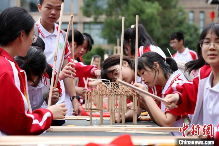 学生进行侗族木构建筑积木搭建。　吴练勋 摄