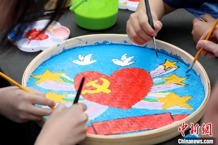 学生在画侗族簸箕画。　吴练勋 摄