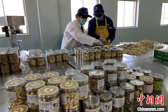 生产车间内装罐的中药材。　李佩珊 摄