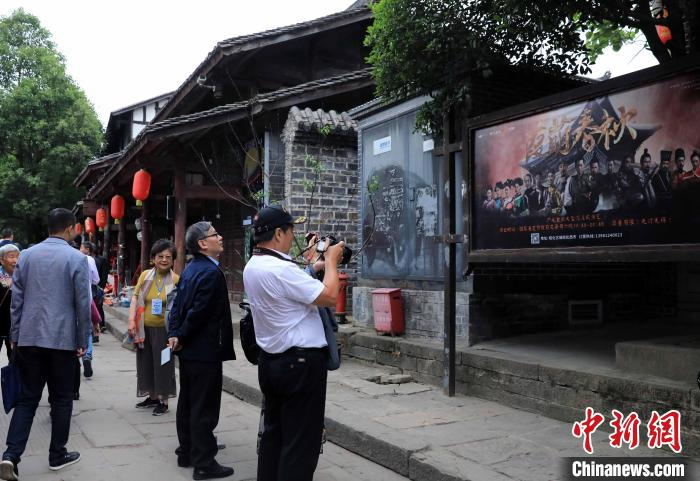 海外华文媒体代表参观昭化古城。　王磊 摄