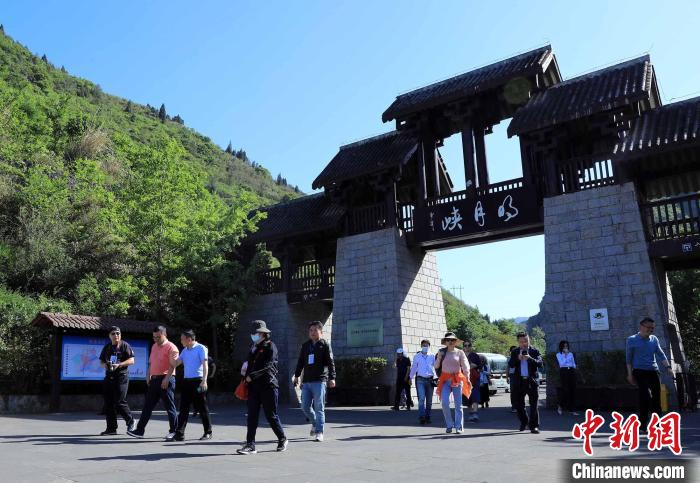 海外华媒代表走进广元朝天明月峡。　王磊 摄