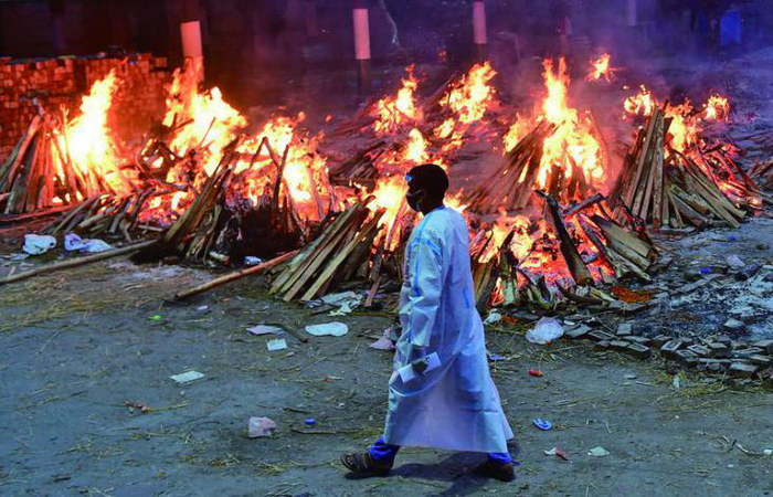 5月1日，新德里，医务工作者在临时搭建的火葬场。图/IC photo