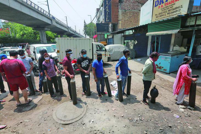 ▲4月23日，新德里，民众排队等候充氧气瓶。图/IC photo