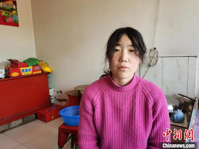 图为在农村生活的李华。　李爱平 摄