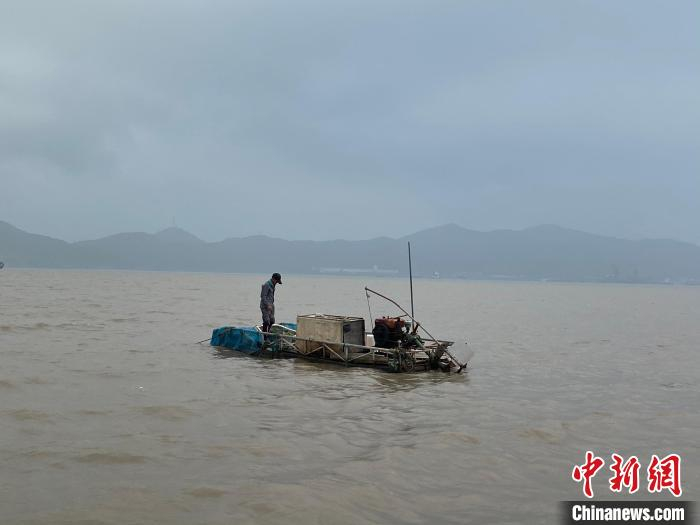 村民赶海场景。　王林威 摄