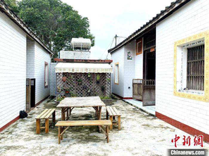 海南文昌文教镇文南村委会溪西村的乡村民宿经过翻新装饰后焕然一新。　符宇群 摄