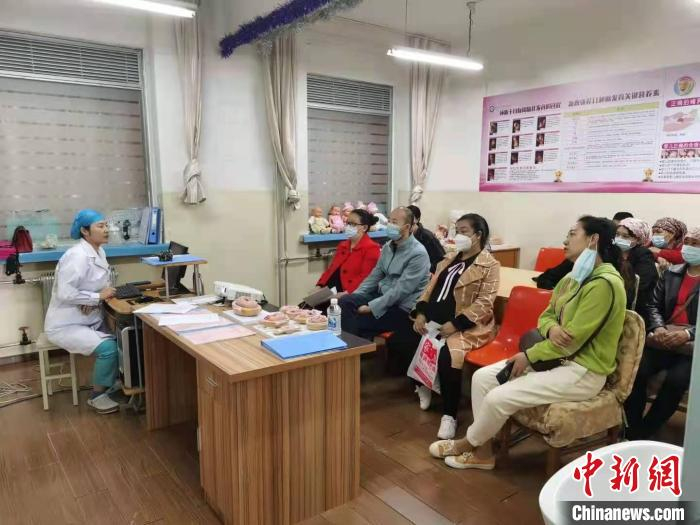 医生为孕产妇提供面对面授课。　宁夏回族自治区人民医院西夏分院 供图