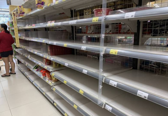 货架物品被抢购一空