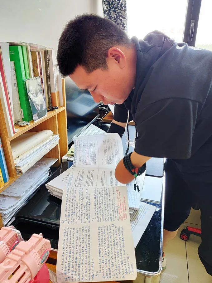 王恒展示自己考研期间做的笔记（图源：澎湃新闻）