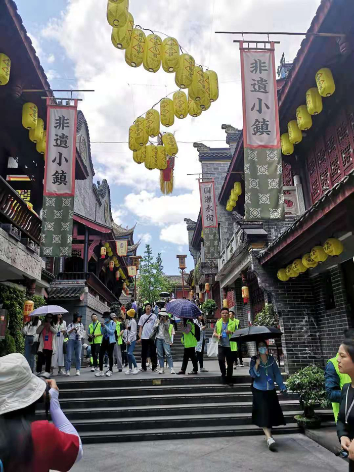 媒体代表参观秀湖水街国际非遗手艺特色小镇（央广网发 周伟摄）