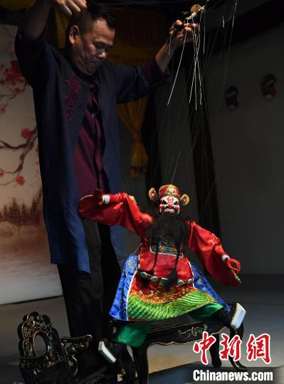 福建省泉州市木偶剧团二级演员吴伟宏精彩表演泉州提线木偶戏《钟馗》。　记者 刘可耕 摄