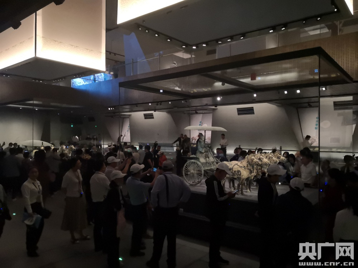 游客参观铜车马博物馆（雷恺 摄）