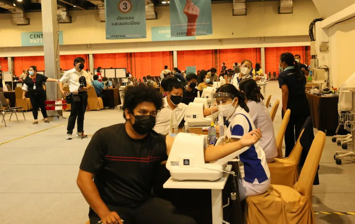 5月12日，泰国民众进行疫苗接种前检查。图/IC Photo