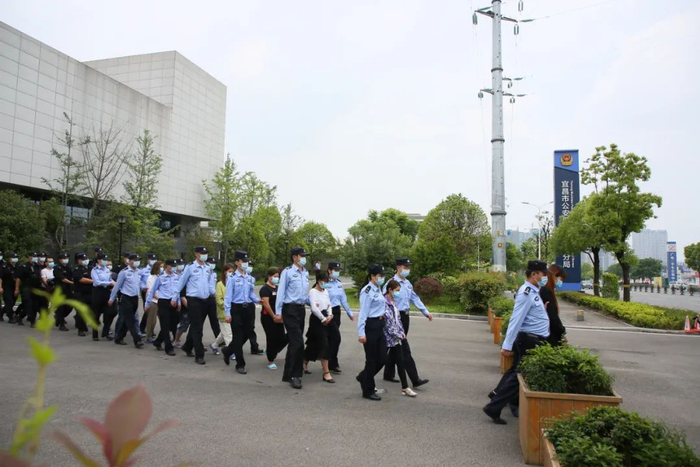 ▲犯罪嫌疑人被押解上车