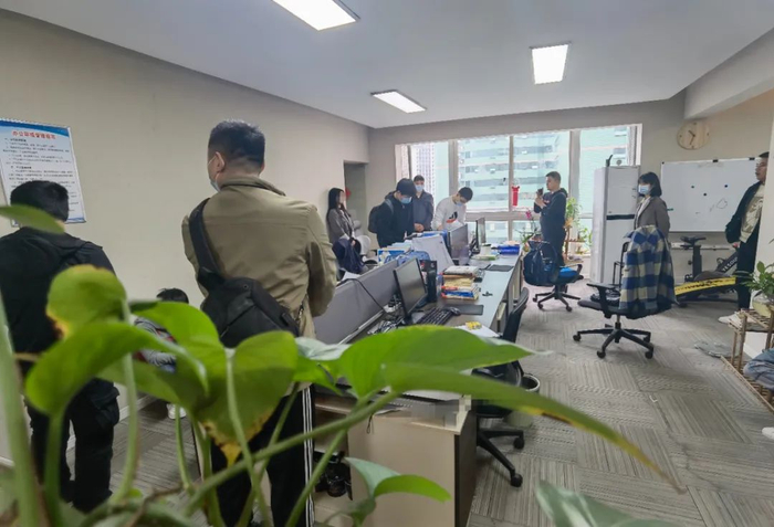 ▲办案民警搜查犯罪现场