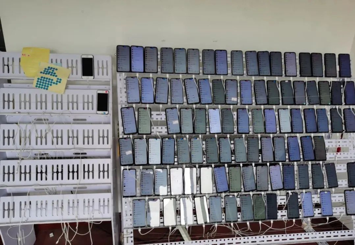 ▲犯罪现场诈骗犯罪分子正在使用的手机