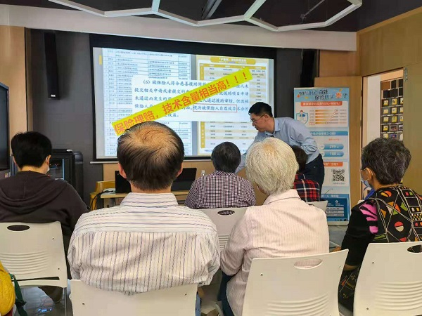 图说：沪惠保志愿团队前来解读“沪惠保”