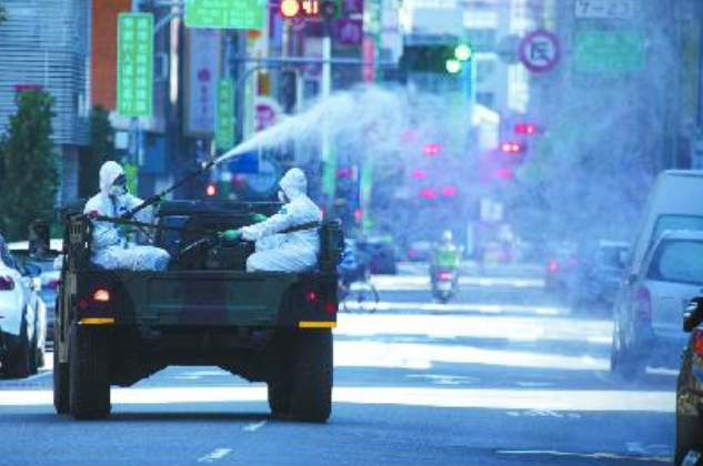 台湾17日新增新冠肺炎确诊病例数再破纪录，达335例。图为16日，台北市进行街头消杀。
