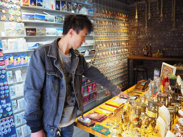 谷威威正在店里整理文创产品。新华社记者 金一清 摄
