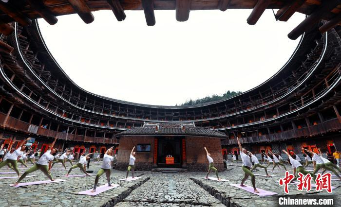 瑜伽爱好者在南靖土楼共享瑜伽运动。　谢威 摄