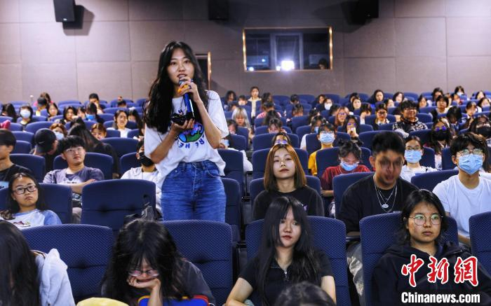 《狄仁杰之焚天异火》分享会上，观众提问。　海鸥 摄