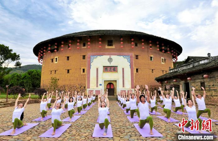瑜伽爱好者在南靖土楼共享瑜伽运动。　谢威 摄