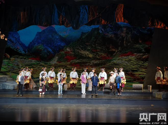 该剧以张小娟为原型，全面展示了基层扶贫干部形象。（总台记者张磊 摄）