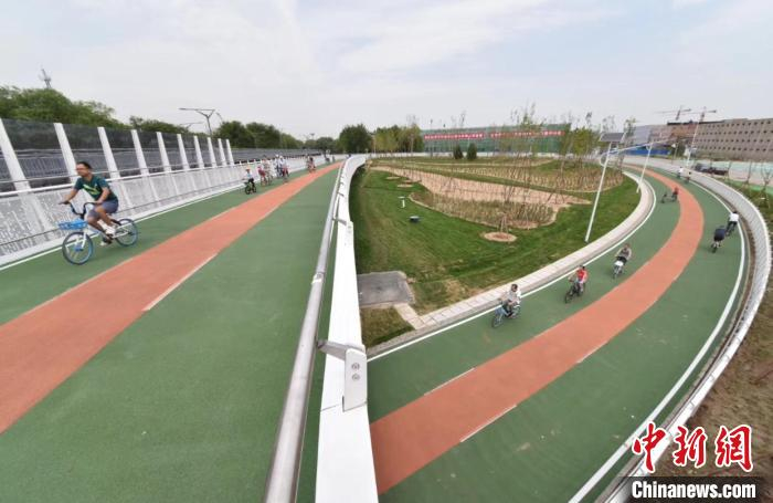 北京鼓励和支持市民更多采用“步行+自行车骑行”的出行方式，提高绿色出行比例。　北京市交通委供图