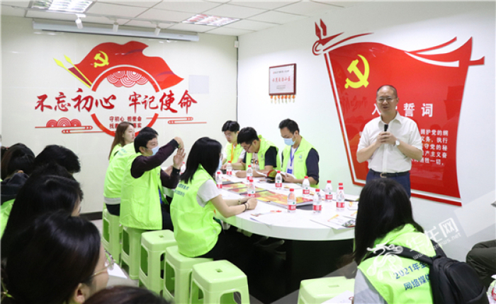 媒体记者们在了解璧山区璧泉街道党建引领小区治理成效（央广网发 葛彧摄）