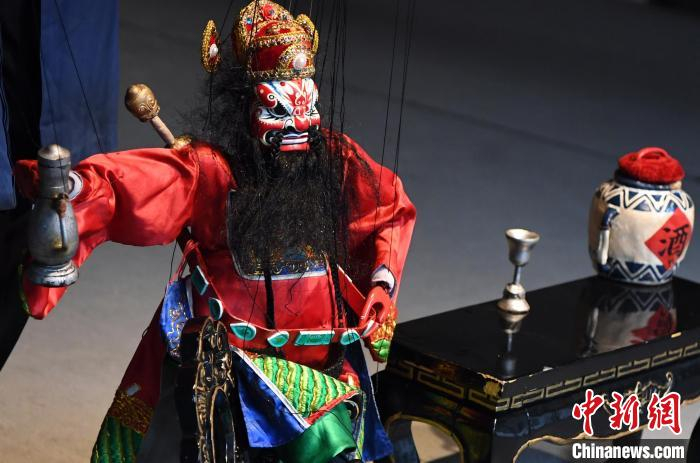 泉州提线木偶戏《钟馗》 吸引观众眼球。　记者 刘可耕 摄