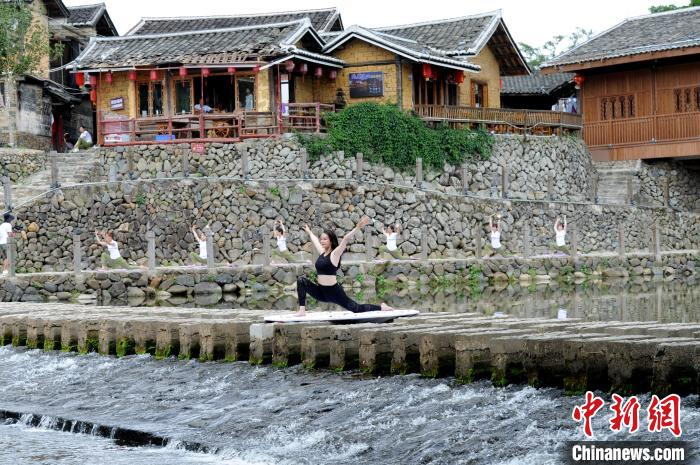 瑜伽爱好者在云水谣共享瑜伽运动。　张金川 摄