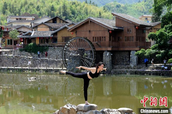 母其弥雅在云水谣瑜伽运动。　张金川 摄