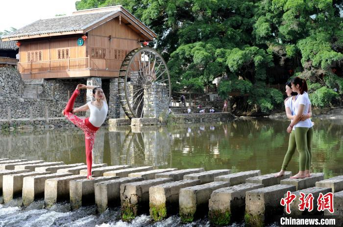 瑜伽爱好者在云水谣共享瑜伽运动。　张金川 摄