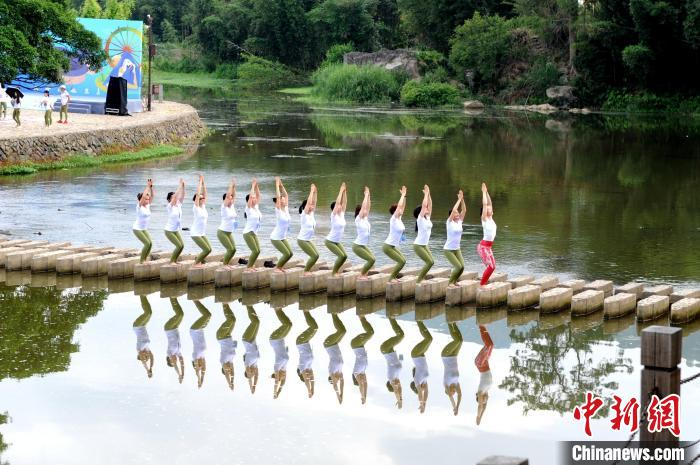 瑜伽爱好者在云水谣共享瑜伽运动。　张金川 摄