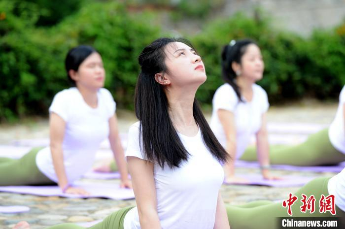 瑜伽爱好者在云水谣共享瑜伽运动。　张金川 摄